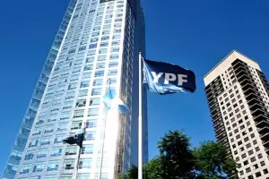 El presidente de YPF denunci ante la Justicia espionaje ilegal dentro de la compaa