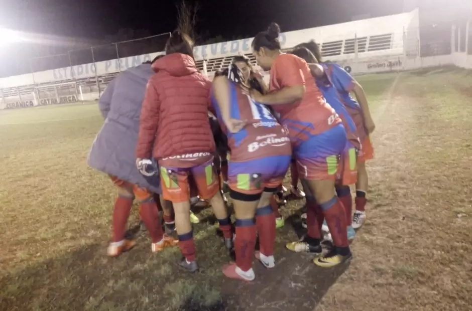 Las chicas esperan ansiosas por el certamen.