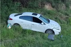 Un auto despist� en Paclin y sus ocupantes resultaron heridos