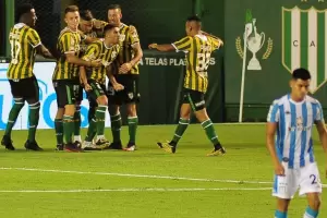 Banfield le gan a Racing en el partido inaugural de la Copa de la Liga