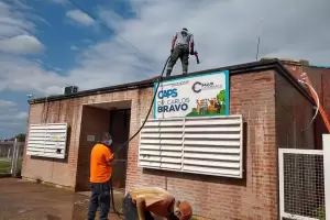 Tareas de limpieza en el Minihospital Carlos Bravo