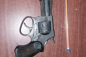 Empleados, detenidos con un arma