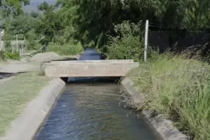 Rescataron a un nene de dos aos que cay a un canal de riego