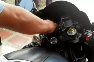 Hurtan moto y la prenden fuego