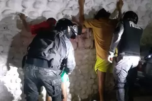 Secuestran 42 autos y multan a 73 personas por circular fuera del horario permitido