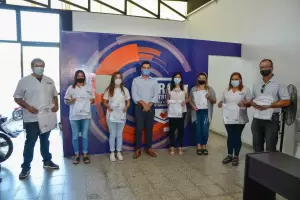 Fray Mamerto Esqui� continua con la entrega de indumentaria al personal administrativo