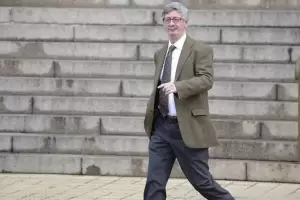 Anses intim a jubilarse al fiscal que investiga el escndalo de las vacunas VIP