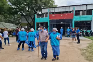 Vacunaci�n domiciliaria: habilitaron l�neas de WhatsApp para sacar turno para mayores de 80 a�os