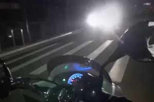 Un motociclista result lesionado tras impactar contra una camioneta