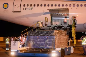Lleg� el primero de los dos vuelos de Aerol�neas Argentinas con 500.000 nuevas vacunas Sputnik V