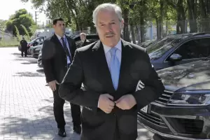 Felipe Sol envi su renuncia al cargo de canciller desde Mxico