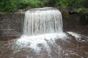 Por la crecida de Rio EL Tala, los barrios continan sin agua
