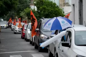 Con una caravana, los docentes protestaron por salarios y condiciones sanitarias