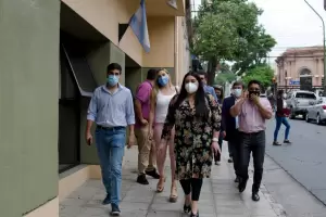 La UCR contra el Gobierno: "Desafiamos a publicar la cantidad de vacunas que llegaron y la lista de vacunados"