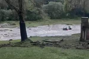 Buscan al conductor de una camioneta que fue arrastrado por la creciente del ro