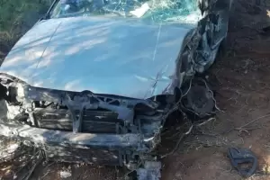 Choc contra un camin, volc en su auto y sufri una fractura en el brazo