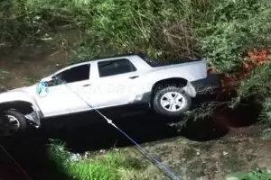 Una camioneta cay al ro y su conductor qued atrapado
