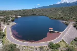 Dique El Jumeal: se lesion el tobillo haciendo trekking y debieron rescatarlo