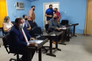 Concejales que fueron contactos estrechos de COVID-19 quieren sesionar en una escuela