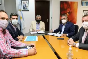 Jalil firm convenios para comenzar la construccin de 460 viviendas