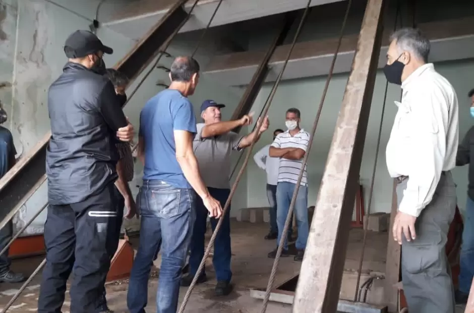 Buzos venidos de Tucum�n trabajan el plan de contingencia.