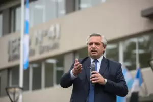 Fern�ndez: "Los violentos tiran piedras, nosotros tiramos obras y llevamos vacunas"