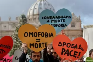El Vaticano aclara que la Iglesia no puede bendecir las uniones homosexuales