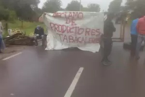 Productores tabacaleros cortan Ruta Nacional 64