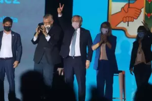 "Estamos vacunando a todos mientras otros se levantan de la cama, hacen Zoom y nos critican"