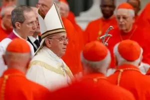 El Papa baj los sueldos de cardenales y miembros de la Curia por la crisis