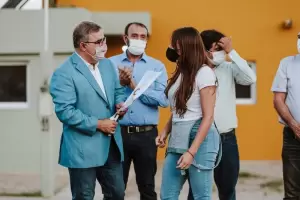 Ral Jalil y el equipo de Gobierno entregaron viviendas para solteros y familias en Valle Chico