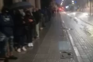 Insensibilidad: los jubilados bajo la lluvia esperaron para cobrar