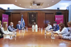 Dosis diferidas, fronteras cerradas y restricciones nocturnas: el plan del Gobierno ante la llegada de la segunda ola