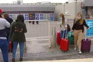 Ya rigen las nuevas medidas para los argentinos que llegan del exterior pero muchos ingresaron sin ser testeados