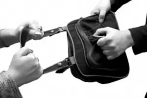 Un hombre rob una rionera con $70.000 en el norte de la ciudad Capital