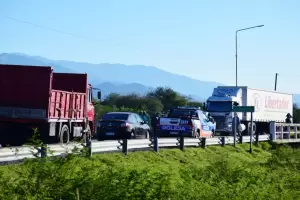 ATE corta ruta nacional 38 por reclamo salarial