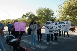 Protesta de docentes autoconvocados frente al CAPE