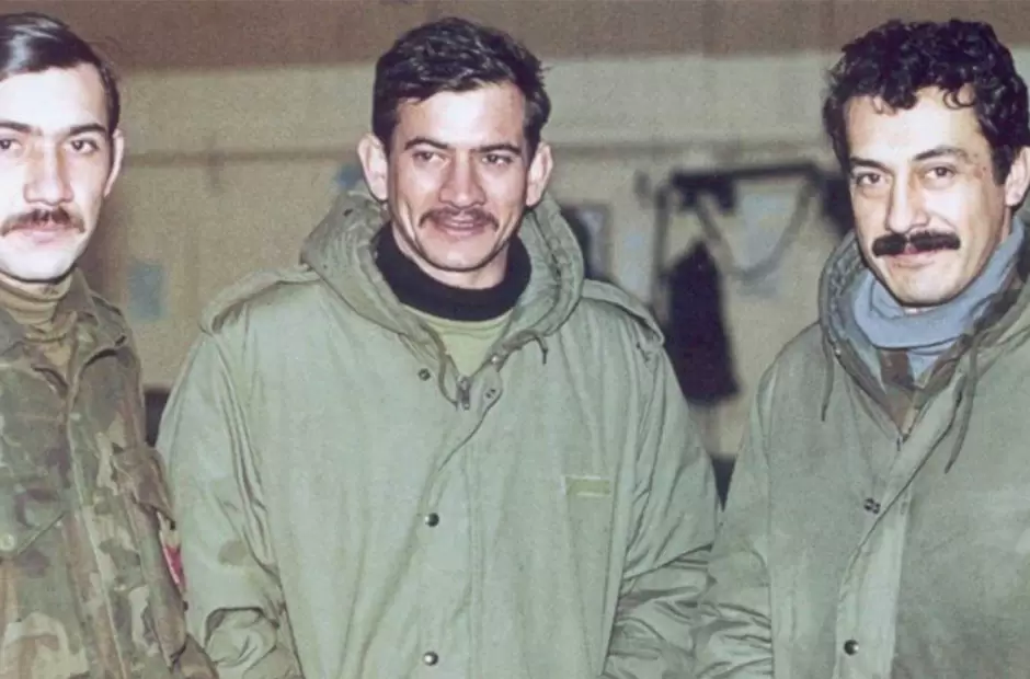 Mario "Perro" Cisnero, en el medio de la foto.