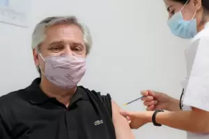 El positivo de Covid-19 del Presidente reabri el debate acerca de si los vacunados pueden infectarse