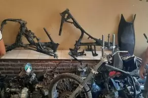 Allanan un taller mecnico en el sur y secuestran motopartes