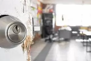 Robaron una antena de internet en una escuela del interior