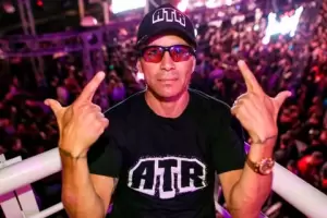 Descontrol y polmica: Pablo Lescano toc en una fiesta repleta de gente