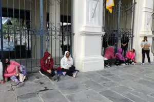 Mujeres se encadenaron para pedir trabajos y terrenos para construir viviendas