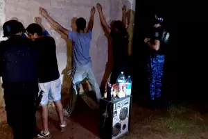 Tres detenidos por consumir bebidas alcoh�licas en un r�o