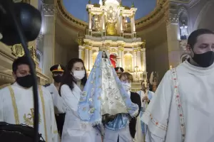 Emotiva Bajada de la Virgen del Valle: portaron la Imagen una mdica y una enfermera