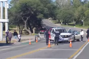 Fuerte choque entre un patrullero y un auto: una mujer polic�a result� herida
