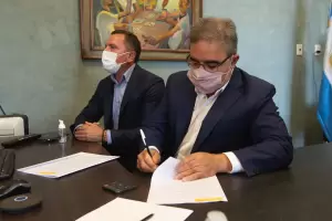 Jalil firm� convenio para construir m�s viviendas en en el interior de Catamarca