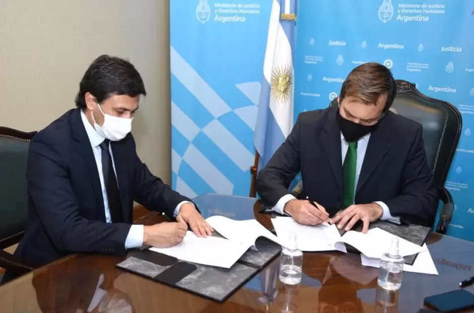 Los ministros Gustavo Aguirre y Martn Soria firmaron el convenio en Bs As.