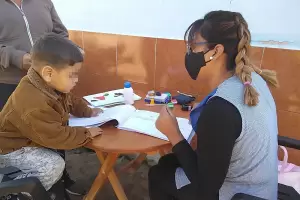 Una docente visita a sus alumnos y da clases a domicilio durante el aislamiento