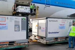 Mientras se demora el vuelo con las Sputnik V, llegaron 864 mil dosis de la vacuna Covishield